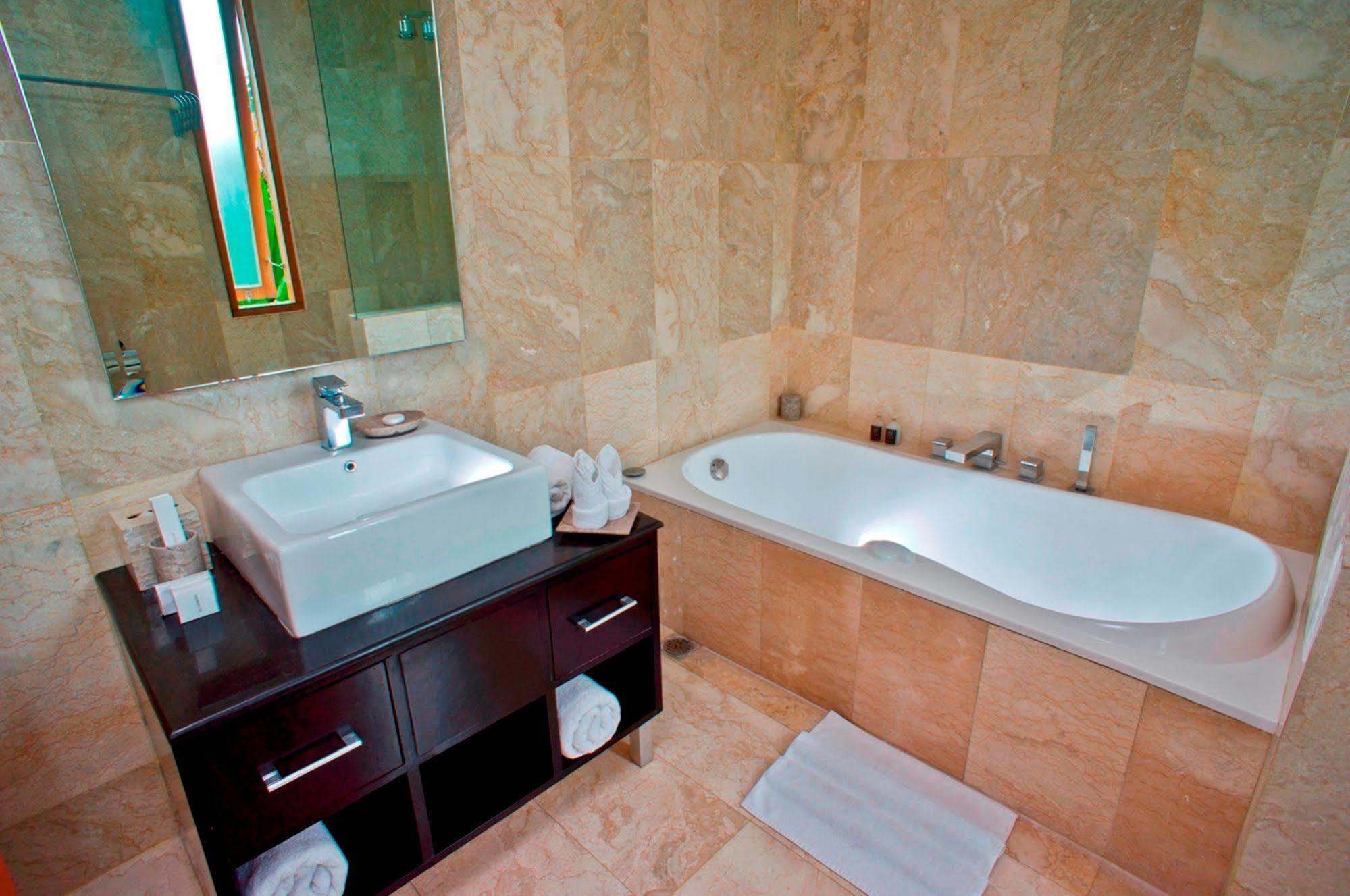 Villa Travis Seminyak Esterno foto